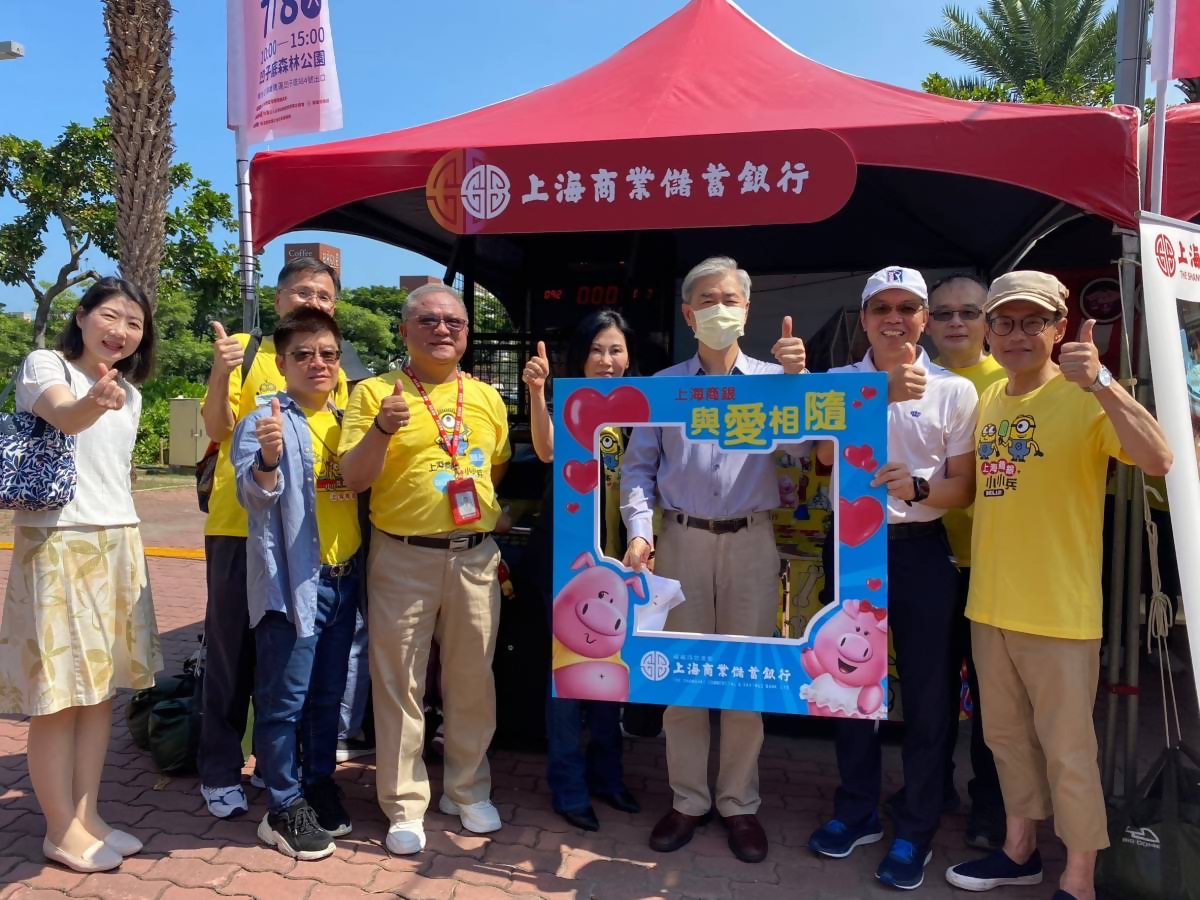 本行參與台灣金融總會2023年金融服務愛心公益嘉年華（高雄場次），除設置攤位宣導金融知識及Taiwan Pay等創新數位金融服務，亦捐贈當地弱勢團體，金管會黃天牧主委也蒞臨本行攤位留影。圖檔