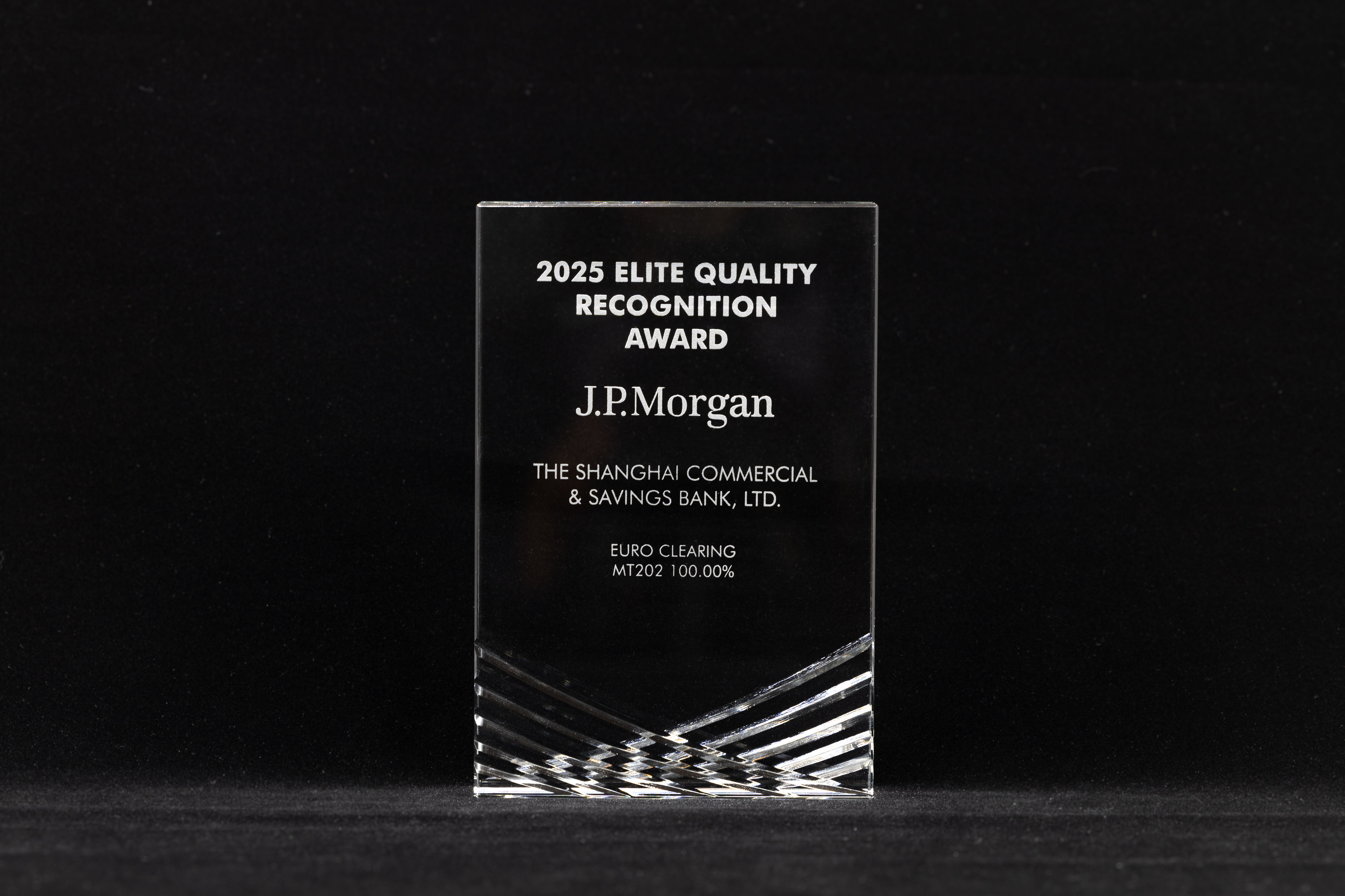 開新視窗-本行獲J.P.MORGAN (摩根大通銀行) 頒發「2025 USD & EUR Clearing Elite Quality Recognition Award」