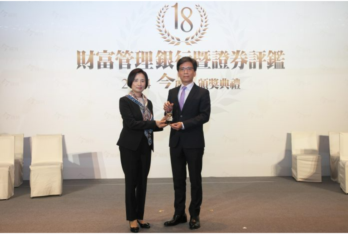 開新視窗-上海商銀榮獲今周刊財富管理評鑑「最佳財富管理形象獎」第一名。
