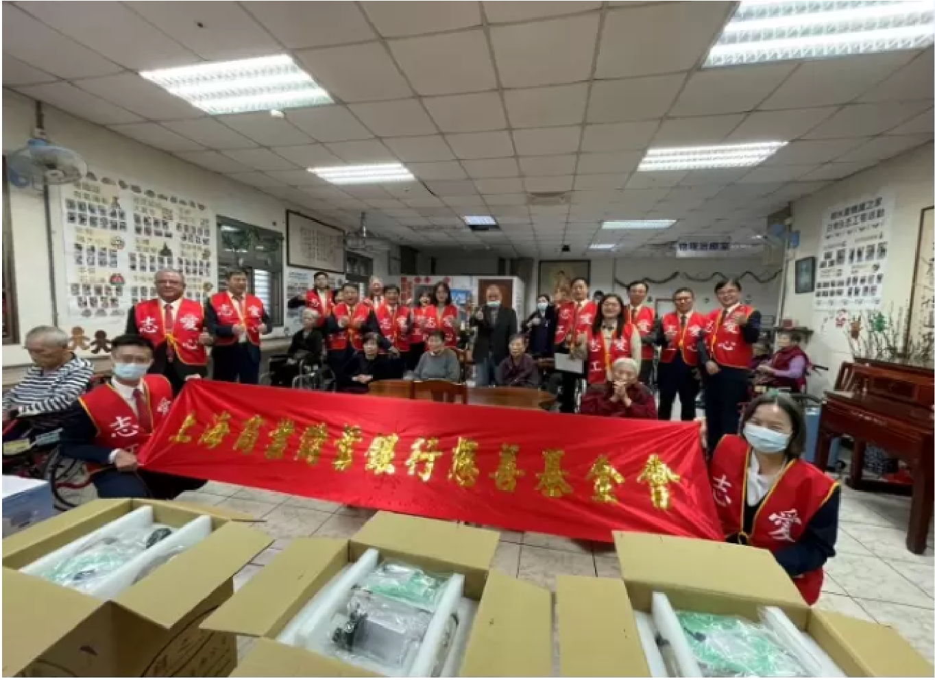 開新視窗-北一區志工大隊前往親水園養護之家關懷長者，捐贈該機構營運設備。